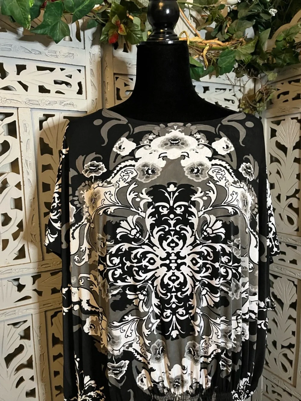 THESIS TOTALLY CUTE BLACK WHITE & GRAY ABSTRACT FLORAL PATTERN PLUS TOP - Picture 2 of 8